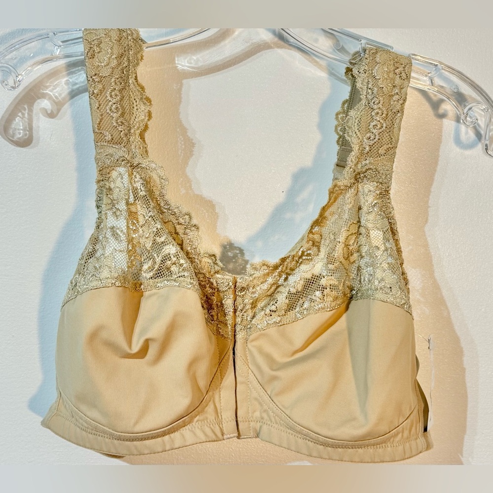 Comfort Choice Lace Embroidered Floral Front Closure Wireless Bra size 42B